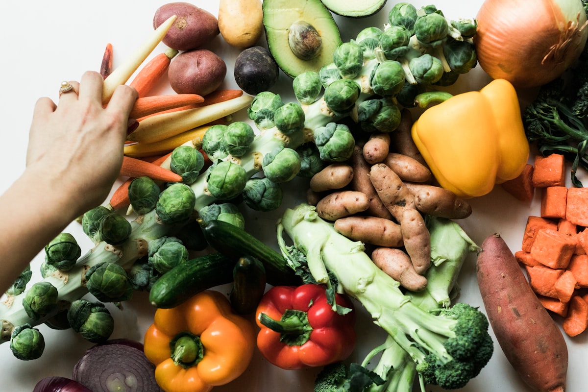 Alimenti ricchi di nutrienti essenziali su un piatto equilibrato