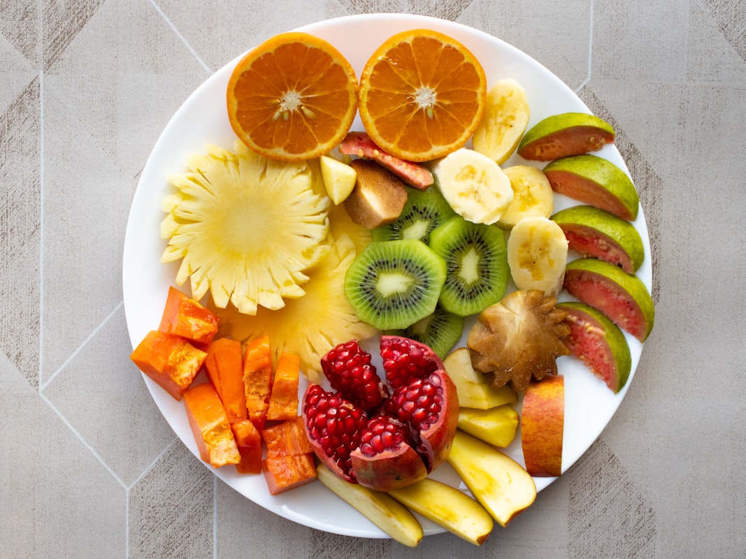 Frutta, verdura e alimenti freschi rappresentanti una dieta equilibrata